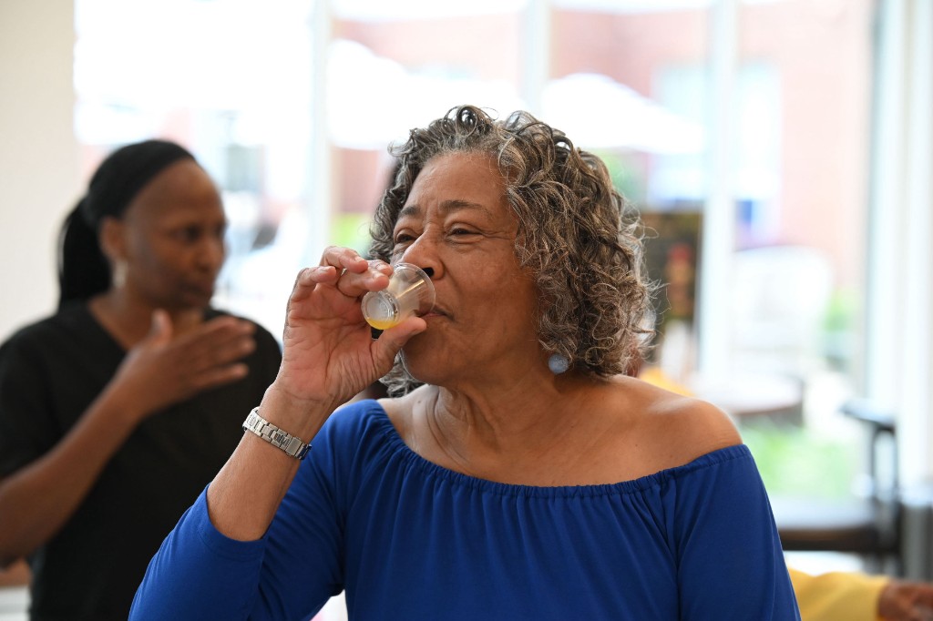 Prime Rise botanical beverage bar with customers